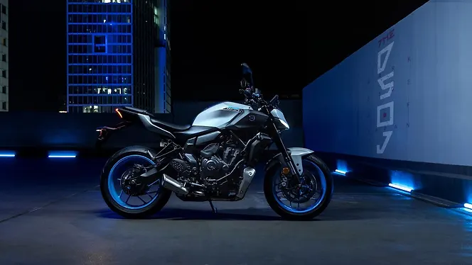 Honda CB750 Hornet vs Yamaha MT 07